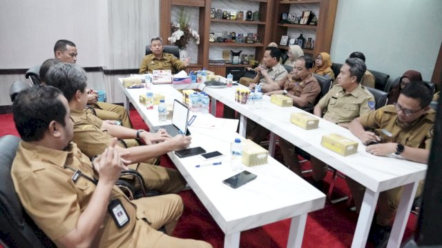 Penjabat Sekretaris Daerah Provinsi Sulawesi Selatan, Andi Muhammad Arsjad, memimpin Rapat Koordinasi Tim Peningkatan Penggunaan Produksi Dalam Negeri (P3DN) Sulawesi Selatan, yang digelar di Ruang Kerja Sekda pada Senin, 12 Februari 2024.
