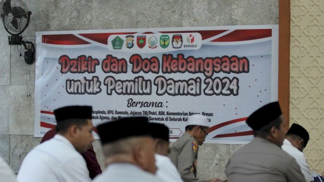 Badan Kesatuan Bangsa dan Politik (Kesbangpol) Kabupaten Luwu menggelar Dzikir Akbar dan Doa Kebangsaan untuk mendukung terselenggaranya Pemilihan Umum (Pemilu) 2024 yang damai dan berkualitas. Acara ini berlangsung di Masjid Agung Luwu, Kelurahan Senga Kecamatan Belopa, pada Senin (12/2/2024).