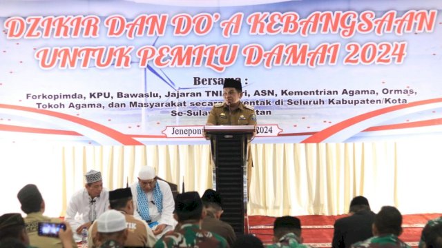 Pj. Bupati Jeneponto, Junaedi B., hadir dalam momen haru saat menghadiri acara dzikir dan doa kebangsaan di Masjid Agung Binamu.