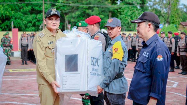 rotoar.id, Barru&mdash; Bupati Barru, Suardi Saleh memimpin seremoni penting yang menandai distribusi logistik Pemilu 2024 ke Penyelenggara Tingkat Kecamatan, Desa, dan TPS. Seremonial tersebut juga dirangkai dengan Apel Pergeseran Pasukan Operasi Mantap Brata 2023-2024.