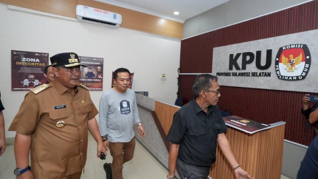 Dalam persiapan menjelang pemungutan suara, Pj Gubernur Sulawesi Selatan, Bahtiar Baharuddin, terus memantau kesiapan pelaksanaan Pemilu di Kantor Badan Pengawas Pemilu (Bawaslu) dan Kantor Komisi Pemilihan Umum (KPU) di Jalan Andi Pangerang Pettarani, pada Selasa, 13 Februari 2024.