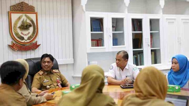 Penjabat Sekretaris Daerah (PJ Sekda) Kota Makassar, Firman Hamid Pagarra, menerima kunjungan dari perwakilan BPJS Kesehatan Kota Makassar di ruang kerjanya, Balai Kota, pada Senin (12/02/2024).