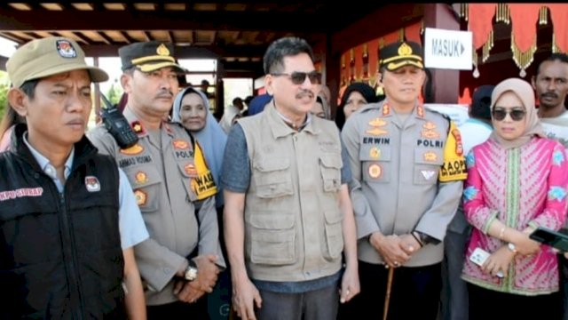 Sidenreng Rappang, sulselprov.go.id - Penjabat (Pj) Bupati Sidrap, H. Basra, secara langsung memantau proses pemungutan suara Pemilu 2024 di TPS 004 Desa Kulo, Kecamatan Kulo, pada Rabu (14/2/2024).
