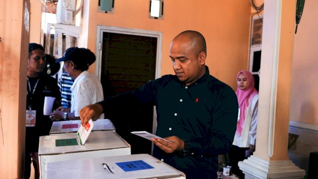 Kepala Bidang Humas Dinas Kominfo SP Sulsel, Erlan Triska, tidak menyia-nyiakan kesempatan untuk menggunakan hak suaranya di Tempat Pemungutan Suara (TPS) 42, yang terletak di Kelurahan Parang Tambung, Kecamatan Tamalate, Kota Makassar, pada Rabu, 14 Februari 2024.
