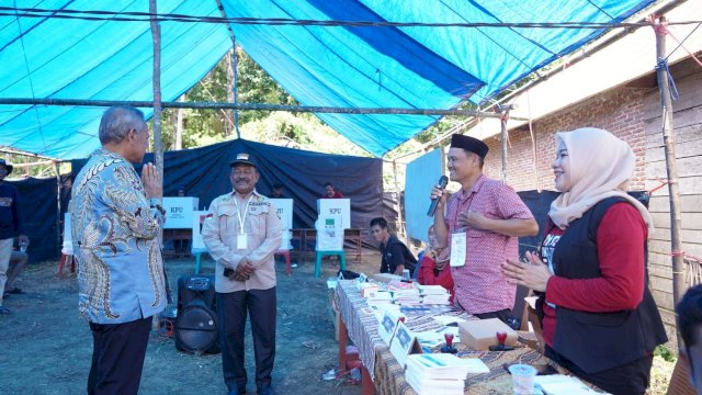Bupati Luwu  Dr. Drs. H. Basmin Mattayang, M.Pd, tak hanya menyalurkan hak suaranya dalam Pemilihan Umum (Pemilu) serentak Pileg dan Pilpres 2024, namun juga turun langsung meninjau pelaksanaan Pemilu di sejumlah kecamatan di Kabupaten Luwu.