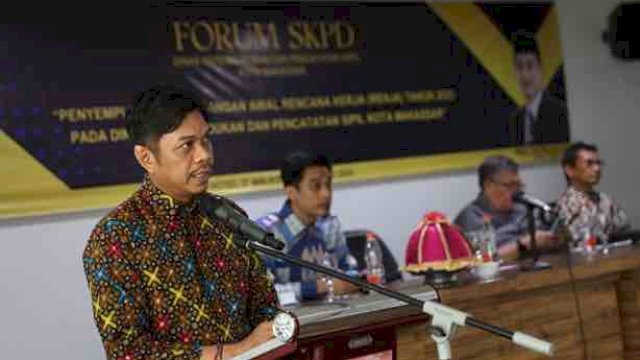 Firman Hamid Pagarra, Penjabat Sekretaris Daerah Kota Makassar, mendorong penyelesaian permasalahan administrasi catatan sipil di Kota Makassar dalam Forum Organisasi Perangkat Daerah (OPD) Dinas Kependudukan dan Catatan Sipil (Dukcapil) di Hotel D&rsquo;Maleo pada Jumat (16/02/2024).