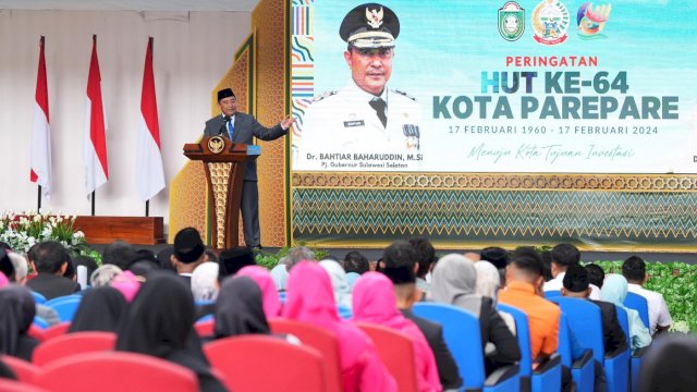 Penjabat Gubernur Sulawesi Selatan, Bahtiar Baharuddin, bersama Pj Ketua Tim Penggerak PKK Sulsel, Sofha Marwah Bahtiar, menghadiri peringatan Hari Ulang Tahun (HUT) ke-64 Kota Parepare di Gedung Auditorium IAIN Parepare pada Minggu, 18 Februari 2024.