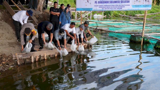 Bahtiar Baharuddin, Penjabat Gubernur Provinsi Sulsel, memprioritaskan peningkatan produktivitas pertanian dan peternakan saat kunjungannya ke Kabupaten Pinrang pada Minggu, 18 Februari 2024.