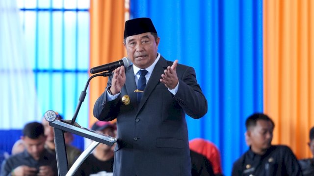 Penjabat (Pj) Gubernur Sulawesi Selatan (Sulsel), Bahtiar Baharuddin, dan Pj Ketua TP PKK Sulsel, Sofha Marwah Bahtiar, hadir dalam peringatan Hari Ulang Tahun (HUT) Kabupaten Pinrang yang ke-64, pada Senin, 19 Februari 2024.