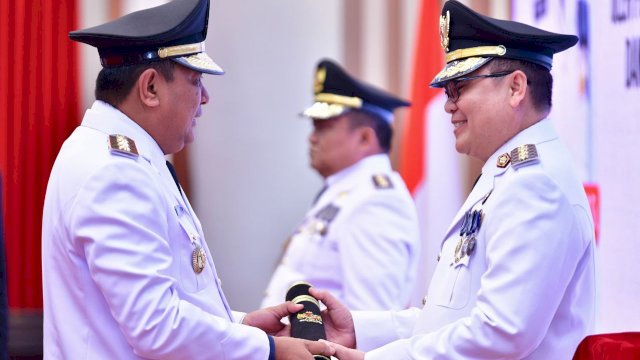 Penjabat (Pj) Gubernur Sulawesi Selatan Bahtiar Baharuddin melakukan pelantikan Penjabat Bupati Luwu dan Penjabat Bupati Wajo di Baruga Tudang Sipulung, Rabu, 21 Februari 2024.