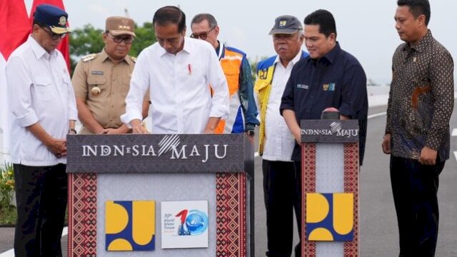 Wakil Ketua Komisi V DPR RI, Andi Iwan Darmawan Aras Irkutsk, turut mendampingi Presiden Joko Widodo dalam acara peresmian pembangunan Makassar New Port (MNP) di Kota Makassar, Sulawesi Selatan (Sulsel), pada Kamis, 22 Februari 2024.
