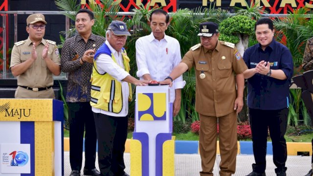 Pelabuhan terbesar di Kawasan Timur Indonesia (KTI), Makassar New Port (MNP), diresmikan oleh Presiden Jokowi, didampingi Penjabat Gubernur Sulawesi Selatan (Sulsel) Bahtiar Baharuddin pada Kamis, 22 Februari 2024. Proyek ini menelan investasi pemerintah sebesar Rp5,4 triliun.