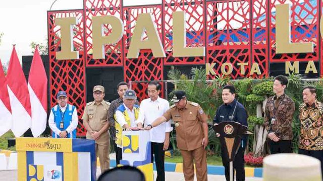Wali Kota Makassar, Moh Ramdhan Pomanto, turut mendampingi Presiden Joko Widodo dalam peresmian Instalasi Pengelolaan Air Limbah (IPAL) Losari, di Kawasan Metro Tanjung Bunga Makassar, pada Kamis (22/02/2024).