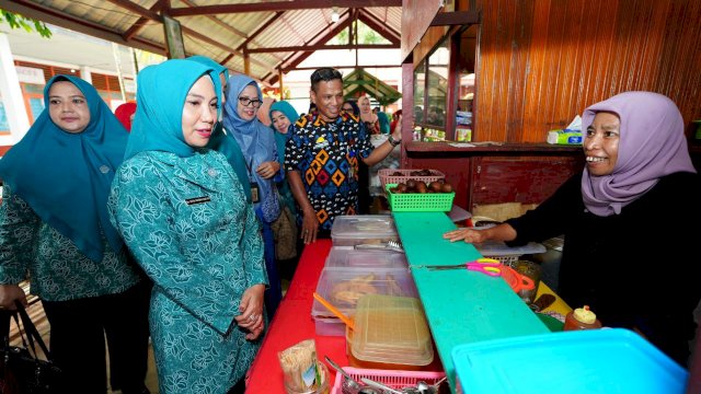 Penjabat (Pj) Gubernur Sulawesi Selatan (Sulsel), Bahtiar Baharuddin, menggelar pertemuan dengan seluruh Kepala Organisasi Perangkat Daerah (OPD) Pemerintah Provinsi Sulsel di Ruang Rapat Pimpinan Kantor Gubernur pada Jumat, 23 Februari 2024.