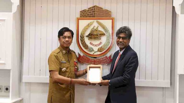 Pj Sekretaris Daerah Kota Makassar, Firman Hamid Pagarra, menerima kunjungan istimewa dari Kedutaan Besar Afrika Selatan yang diwakili oleh Mr. Vickesh Maharaj, Counsellor (Political), dan Mr. Booysen Dombo (First Secretary Political), di Balaikota, pada Selasa (27/2/2024).