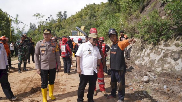 Penjabat Bupati Kabupaten Luwu  Muh. Saleh, melakukan peninjauan lokasi bencana tanah longsor yang terjadi di Desa Bonglo, Kecamatan Bassesangtempe Utara. Ini merupakan kunjungan ketiga dalam rangka tanggap darurat setelah bencana terjadi pada 26 Februari 2024.