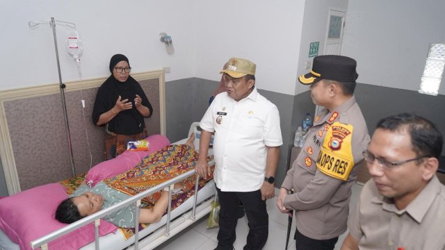 Penjabat (Pj) Bupati Luwu, Drs. H. Muh. Saleh, M.Si menjenguk korban tanah longsor poros Desa Bonglo yang tengah dirawat di Rumah Sakit Umum (RSU) At Medika Kota Palopo, Rabu (28/02/2024).