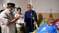 Pj Gubernur Sulsel Serahkan Santunan kepada Korban Longsor Bastem Luwu