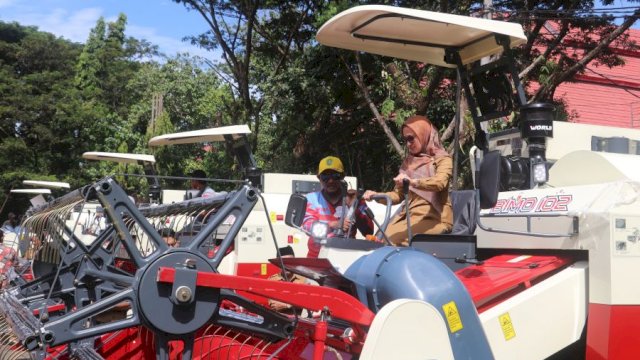 Pemerintah Kabupaten Luwu Utara melalui Dinas Pertanian telah menyerahkan bantuan berupa enam unit Combine Harvester Besar kepada kelompok tani. Penyerahan bantuan tersebut dilakukan di Lapangan Upacara Kantor Bupati pada Selasa, 27 Februari 2024.