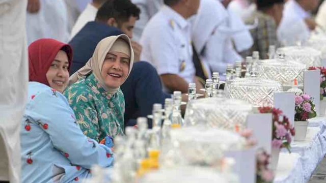 Ketua TP PKK Kota Makassar Berbuka Puasa Bersama Puluhan Ribu Warga di Anjungan Losari