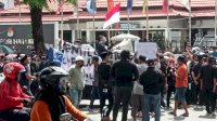 Massa AMIN Protes Hasil Pemilu 2024 Gelar Aksi di Depan Kantor KPU Sulawesi Selatan