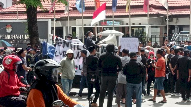 Massa Capres Nomor Urut 1 Melakukan Aksi Unjuk Rasa Menolak Hasil Pilpres 2024 