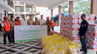 Pegadaian Bantu 100 Paket Sembako Bagi Warga Korban Bencana Banjir di Toraja