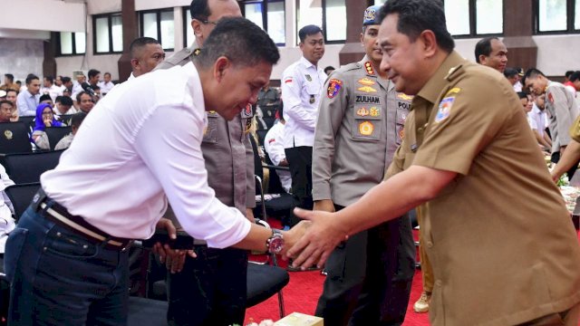 Pelaksanaan Pemilihan Umum (Pemilu) 2024 di Provinsi Sulawesi Selatan berlangsung dengan damai. Sebagai ungkapan syukur atas keberlangsungan proses demokrasi ini, Penjabat Gubernur Bahtiar Baharuddin dan Kapolda Irjen Pol Andi Rian R Djajadi 