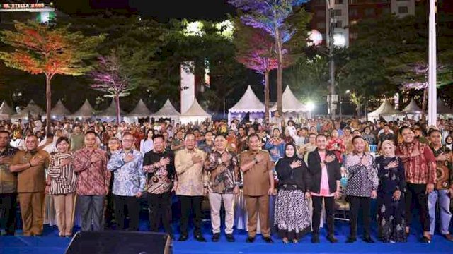 Penjabat (Pj) Gubernur Sulawesi Selatan, Bahtiar Baharuddin, memberikan apresiasi kepada Wali Kota Makassar, Moh Ramdhan Pomanto, atas penyelenggaraan Pesta Rakyat di Pantai Losari pada Selasa (5/03/2024).&nbsp;