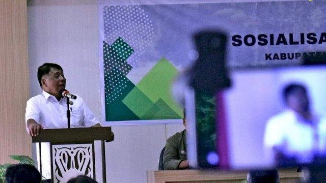 Bupati Tana Toraja, Theofilus Allorerung S.E, bersama Konsorsium Adaptasi Perubahan Iklim dan Lingkungan (KAPABEL), mengadakan Sosialisasi Program Kampung Iklim di Aula Dinas Pendidikan dan Kebudayaan Kabupaten Tana Toraja pada Rabu (6/3/24).