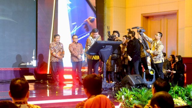 Bupati Gowa, Adnan Purichta Ichsan, menghadiri peresmian Mal Pelayanan Publik (MPP) yang diresmikan oleh Menteri Pendayagunaan Aparatur Negara dan Reformasi Birokrasi (PANRB), Abdullah Azwar Anas, di Hotel Ritz Carlton Jakarta pada Kamis (7/3).