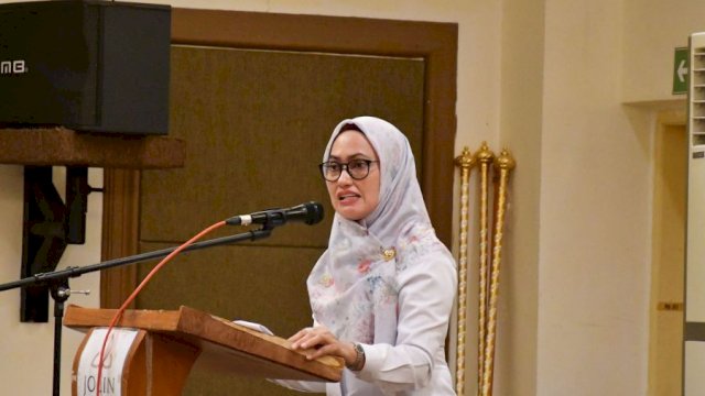 Bupati Luwu Utara, Indah Putri Indriani, menekankan pentingnya dinamika dan solutif dalam birokrasi saat membuka Sosialisasi Peraturan Bupati Nomor 59 Tahun 2023 tentang Sistem Kerja Birokrasi Pemda Luwu Utara pada Rabu, 6 Maret 2024.