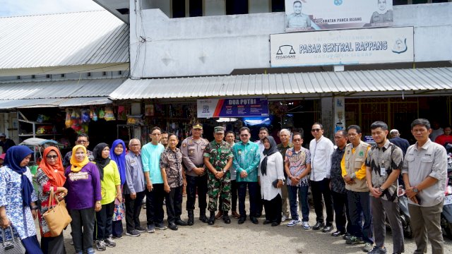 H. Basra, Penjabat Bupati Sidrap, didampingi jajarannya, melakukan pemantauan harga dan ketersediaan bahan pokok di Pasar Rappang, Kecamatan Panca Rijang, pada Jumat (8/3/2024).