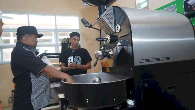 Penjabat (Pj) Bupati Luwu, Drs. H. Muh. Saleh, M.Si mengajak masyarakat untuk mendukung perkembangan industri lokal.