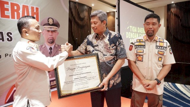 Pelaksana Harian (Plh) Sekretaris Daerah Provinsi Sulawesi Selatan, Andi Muhammad Arsjad, memberikan apresiasi kepada Satuan Polisi Pamong Praja (Satpol-PP) Provinsi Sulsel 