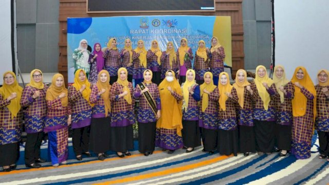 Penjabat (Pj) Ketua Tim Penggerak PKK (TP PKK) Kabupaten Enrekang, Hj. Siti Rabiah SH, resmi dikukuhkan sebagai Penjabat (Pj) Bunda Pendidikan Anak Usia Dini (PAUD) Kabupaten Enrekang.