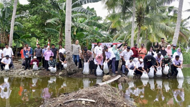 Penjabat Gubernur Sulsel dan Pj Bupati Bone Tebar 400 Ribu Bibit Ikan dan Program Kesejahteraan