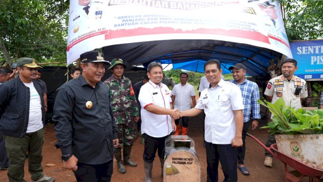 Penjabat Gubernur Sulawesi Selatan, Bahtiar Baharuddin, secara resmi menyerahkan satu unit alat perajang pisang terbaru kepada masyarakat di Kecamatan Mare, Kabupaten Bone