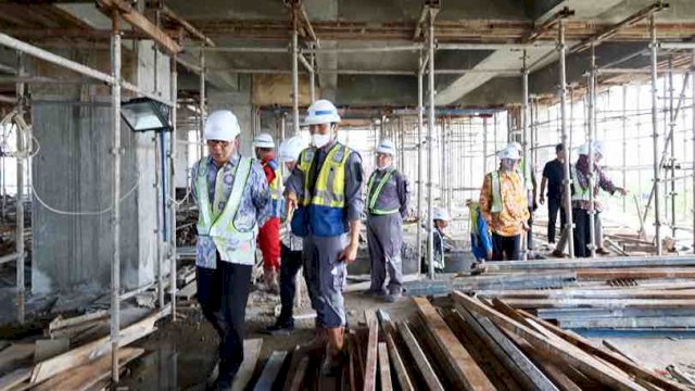 Wali Kota Makassar, Moh Ramdhan Pomanto, bersama Ketua Tim Penggerak PKK Makassar, Indira Yusuf Ismail, kembali meninjau proyek Makassar Government Center (MGC) pada Kamis (14/3/2024).