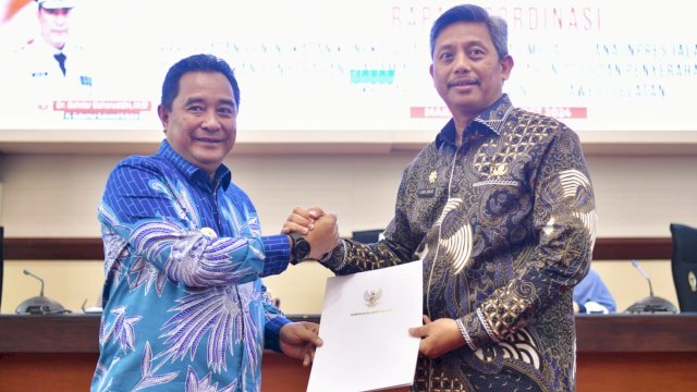 Penjabat Gubernur Sulsel, Bahtiar Baharuddin, menyerahkan Surat Keputusan (SK) Penjabat Sekretaris Daerah Provinsi (Sekprov) Sulsel kepada Andi Muhammad Arsjad.