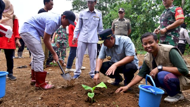 Penjabat Gubernur Sulawesi Selatan, Bahtiar Baharuddin, menunjukkan perhatian yang besar terhadap kelestarian kawasan wisata Rammang-Rammang beserta kesejahteraan masyarakatnya dengan menginisiasi serangkaian kegiatan pro-lingkungan.