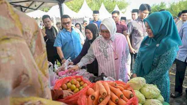 Ketua Tim Penggerak PKK Kota Makassar, Indira Yusuf Ismail, turut serta dalam tinjauan Gerakan Pangan Murah (GPM) di Taman BPJS, Kawasan Center of Point Indonesia pada Minggu (17/03/2024).