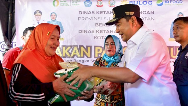 Buka Puasa di Lego-lego, Pj Gubernur Sulsel Bagikan Beras untuk Warga Kurang Mampu