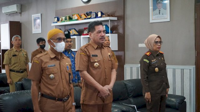 Bertempat di ruang kerja Bupati Sidrap, jajaran Forkopimda Kabupaten Sidrap, dipimpin oleh Pj. Bupati Sidrap, H. Basra, mengikuti rapat koordinasi Tim Pengendalian Inflasi Daerah (TPID) yang digelar secara virtual oleh Kementerian Dalam Negeri pada Senin, 18 Maret 2024.
