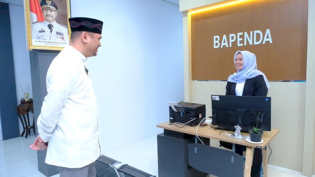 Setelah meresmikan Pos Pelayanan Publik (PPP) Kecamatan Tombolopao, Bupati Gowa, Adnan Purichta Ichsan, bersama Wakil Bupati Gowa, Abdul Rauf Malaganni, 