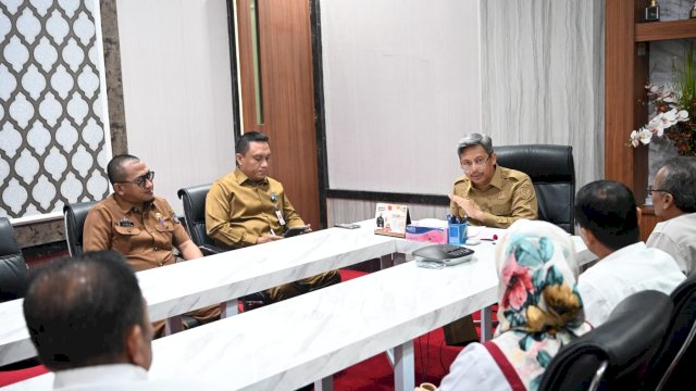 Andi Muhammad Arsjad, Penjabat Sekretaris Daerah Provinsi Sulawesi Selatan, menerima kunjungan dari delegasi RRI Makassar di Ruang Rapat Sekda pada Selasa, 19 Maret 2024.