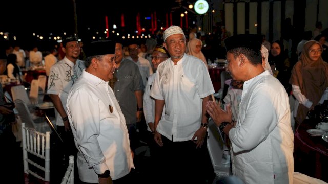 Dalam sebuah momen yang sarat makna, Penjabat Gubernur Sulawesi Selatan, atas nama Pemerintah Provinsi Sulawesi Selatan, memberikan piagam penghargaan kepada Leonard Eben Ezer Simanjuntak, yang sebelumnya menjabat sebagai Kepala Kejaksaan Tinggi Sulawesi Selatan.