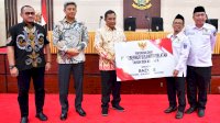 PJ Gubernur Serahkan Serahkan Secara Simbolis ZIS ASN ke Baznas