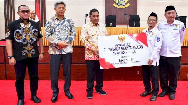 Pj Gubernur Sulawesi Selatan, Bahtiar Baharuddin, melakukan penyerahan simbolis Zakat, Infak, dan Shodaqoh (ZIS) dari Aparatur Sipil Negara (ASN) Pemerintah Provinsi Sulsel kepada Badan Amil Zakat Nasional (Baznas) Provinsi Sulsel.
