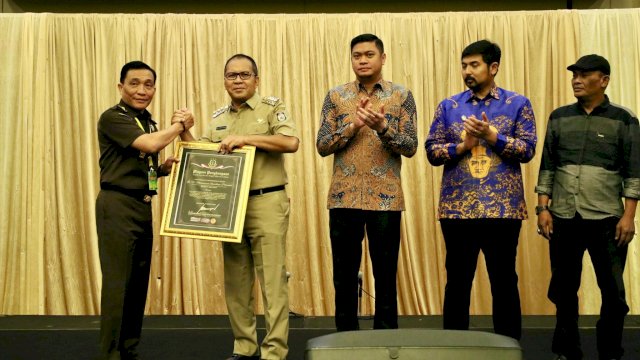 Wali Kota Makassar, Moh Ramdhan Pomanto, menerima penghargaan istimewa dari Kejaksaan Tinggi Sulawesi Selatan (Kejati Sulsel) sebagai Teladan Kepala Daerah.